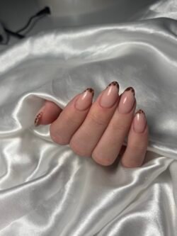 Nude gélové nechty s francúzskou